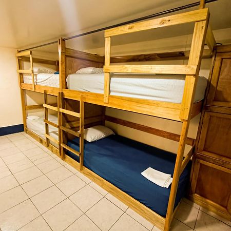 Hostal El Rio León エクステリア 写真