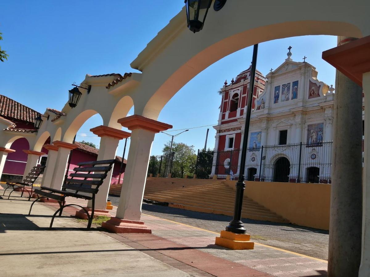 Hostal El Rio León エクステリア 写真