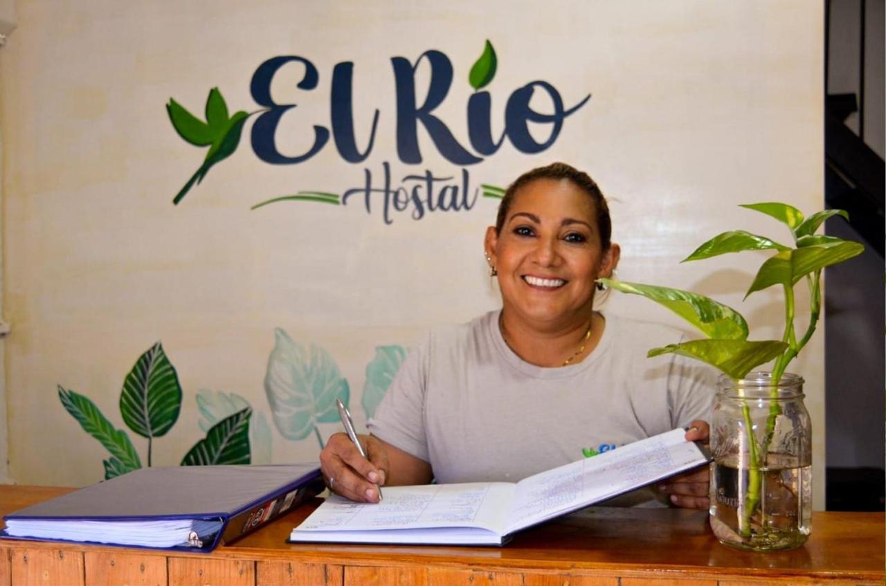 Hostal El Rio León エクステリア 写真