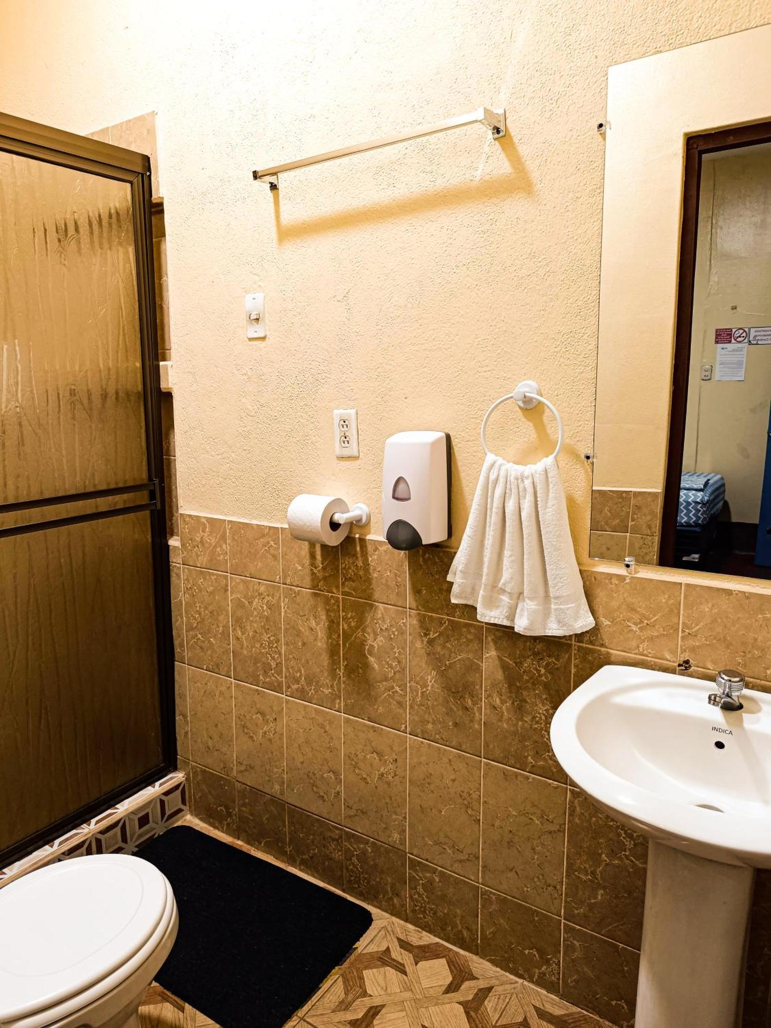 Hostal El Rio León エクステリア 写真