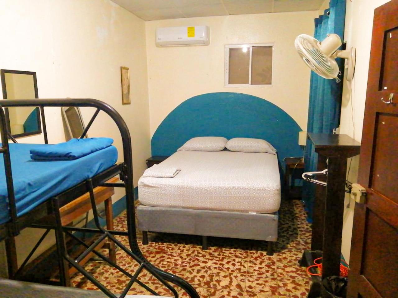 Hostal El Rio León エクステリア 写真