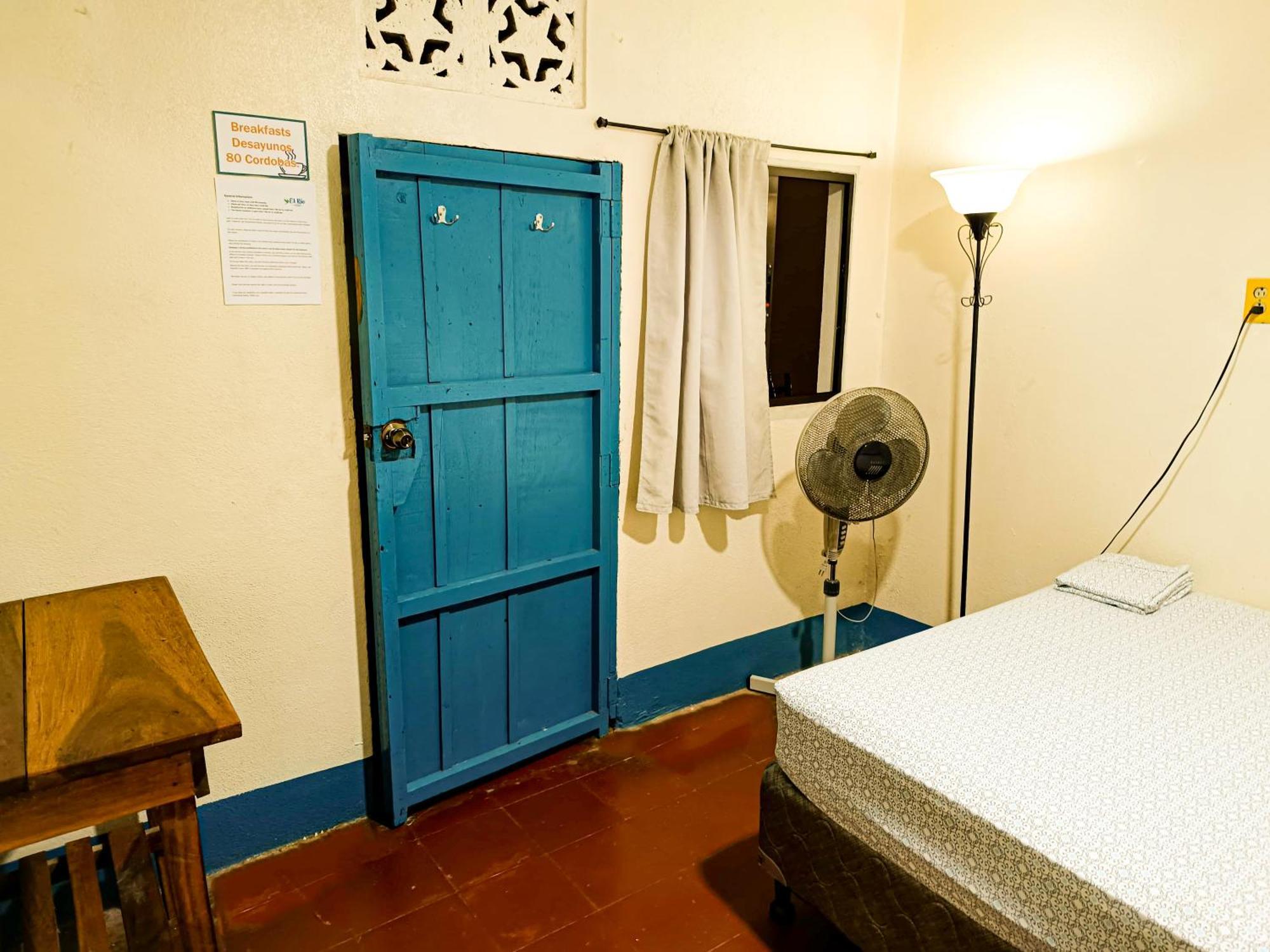 Hostal El Rio León エクステリア 写真