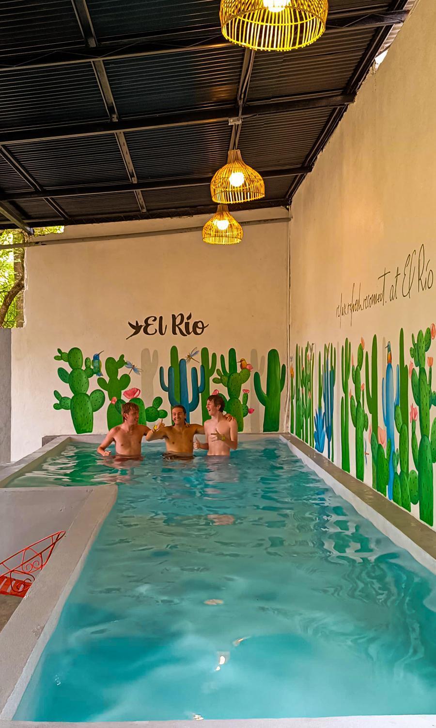 Hostal El Rio León エクステリア 写真