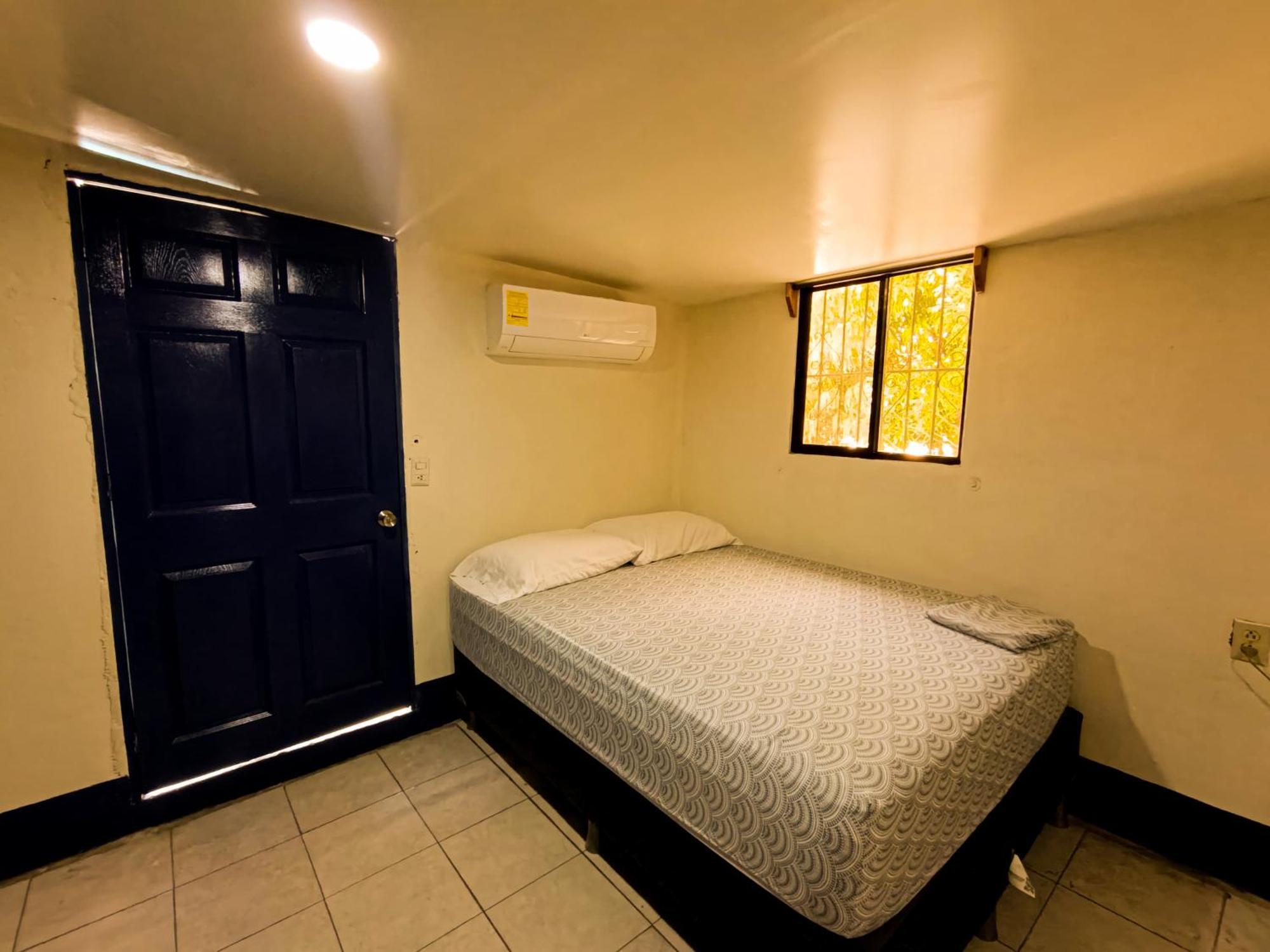 Hostal El Rio León エクステリア 写真