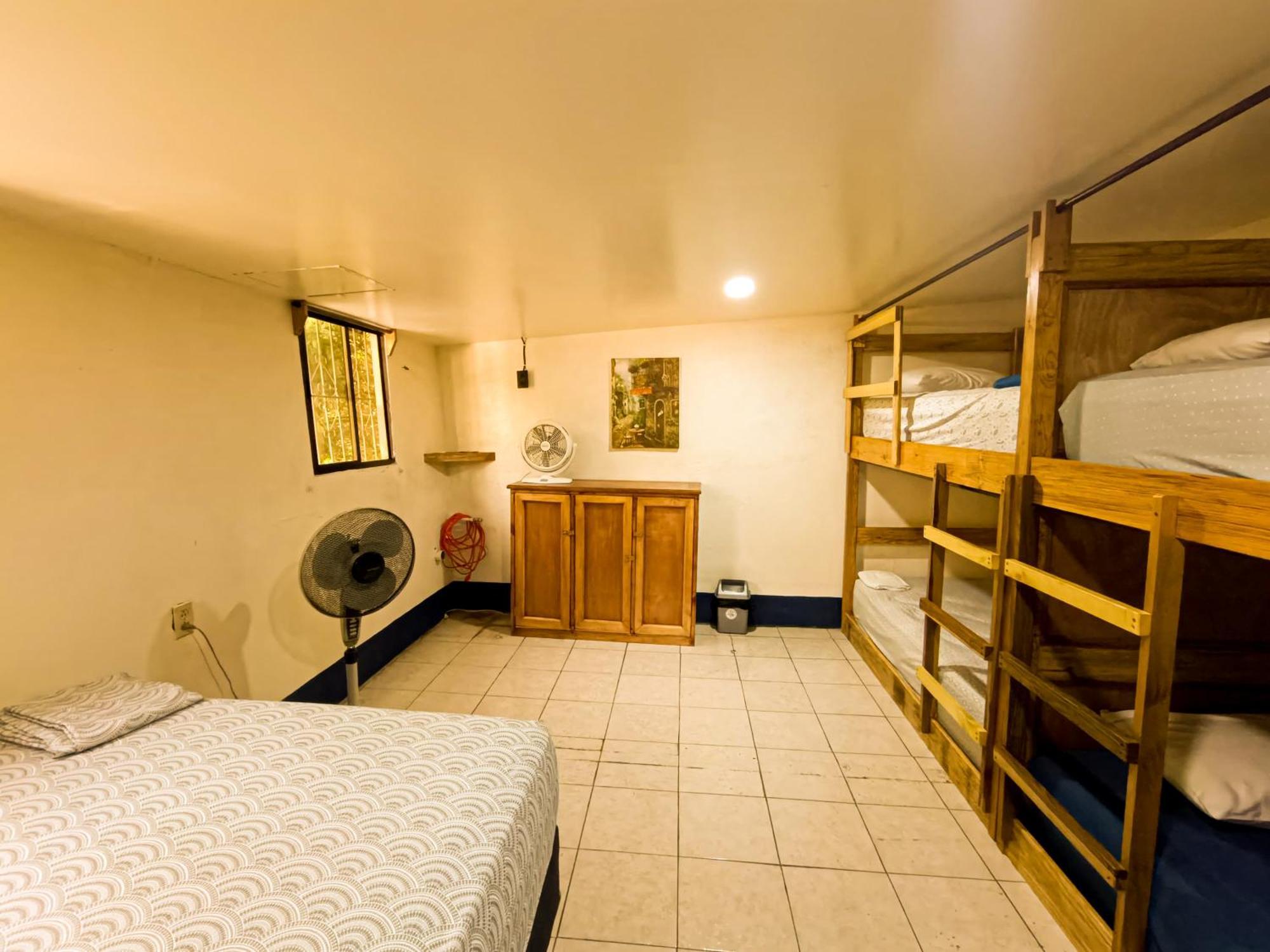 Hostal El Rio León エクステリア 写真