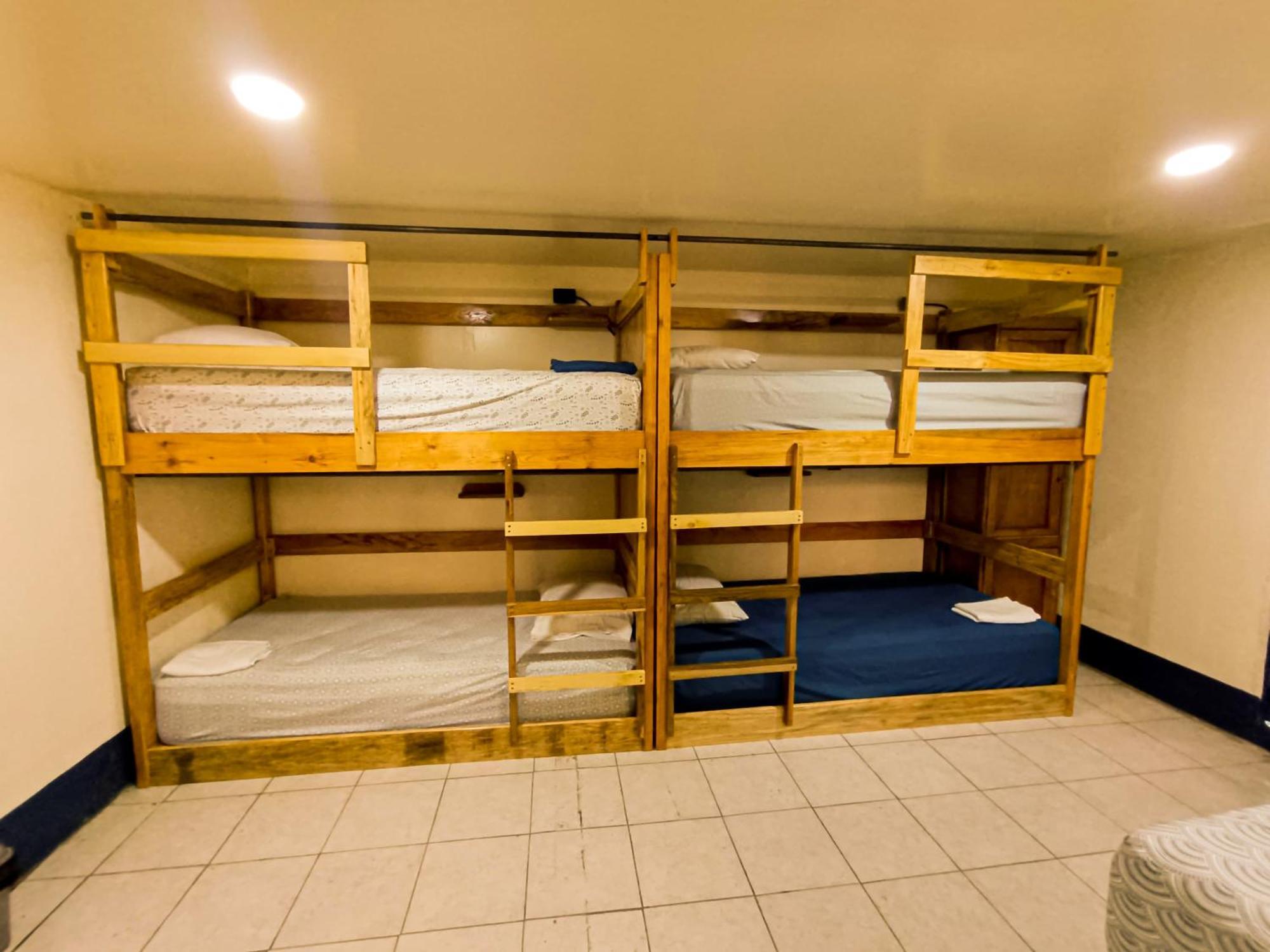Hostal El Rio León エクステリア 写真