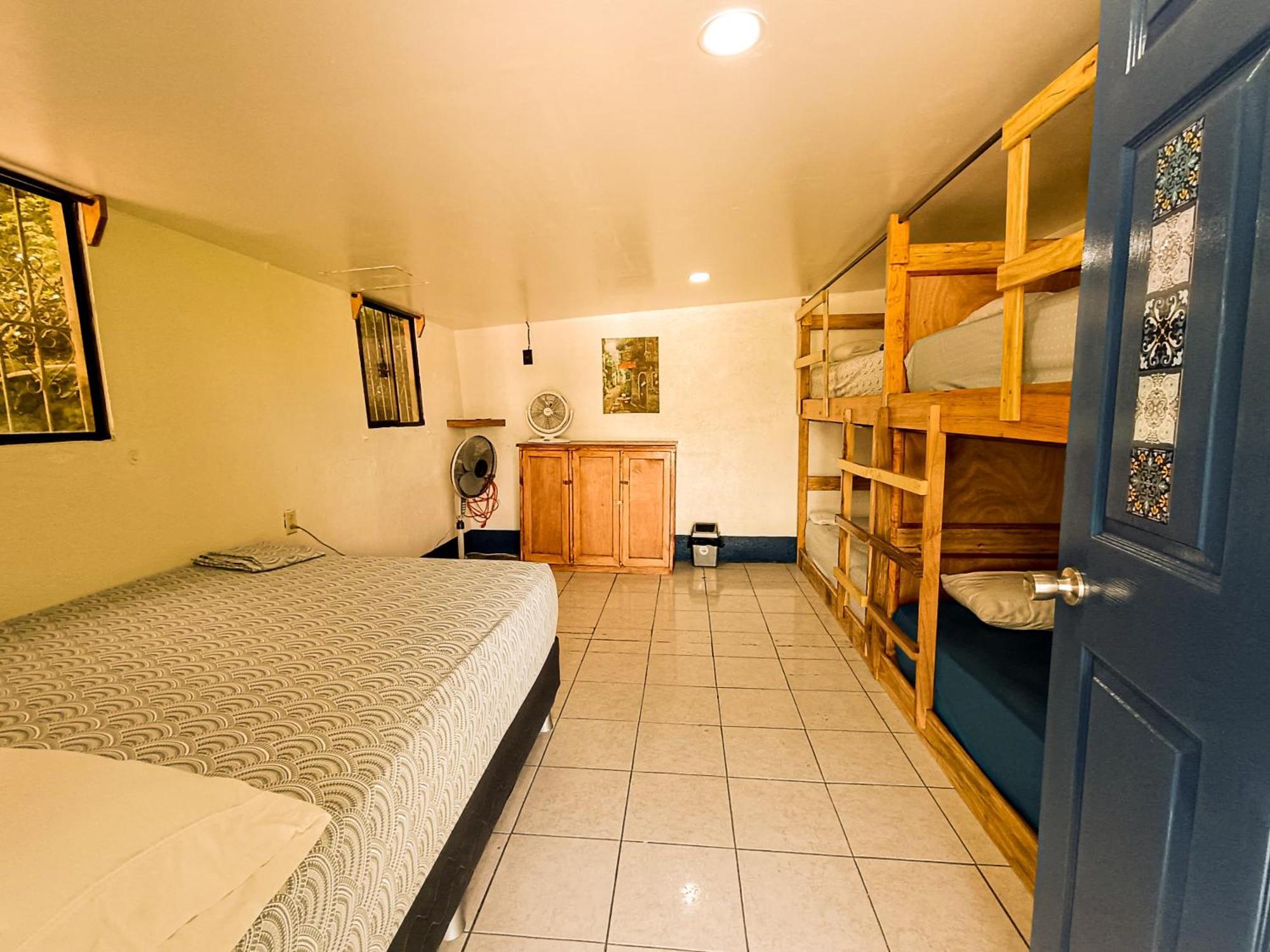 Hostal El Rio León エクステリア 写真