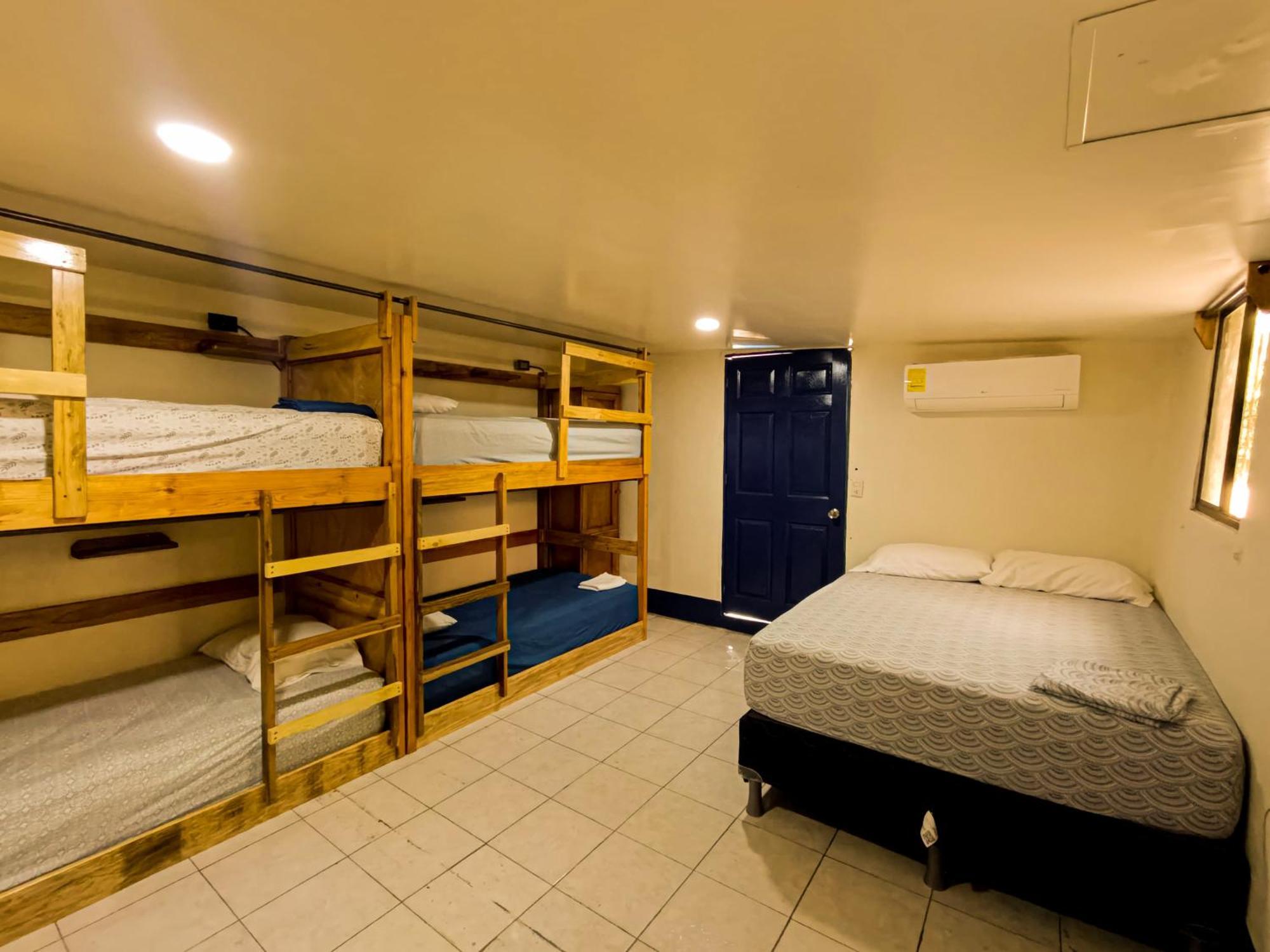 Hostal El Rio León エクステリア 写真