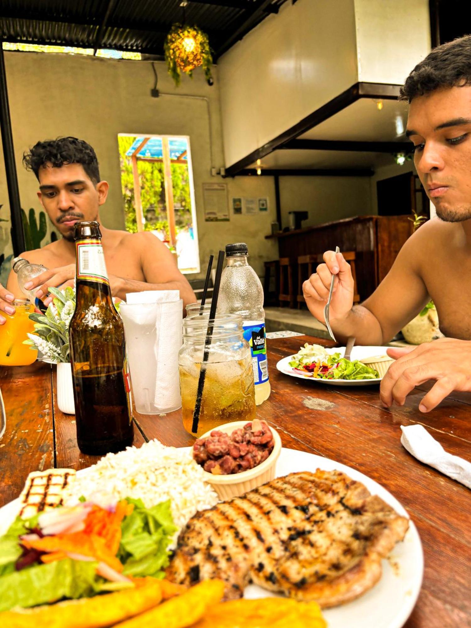 Hostal El Rio León エクステリア 写真