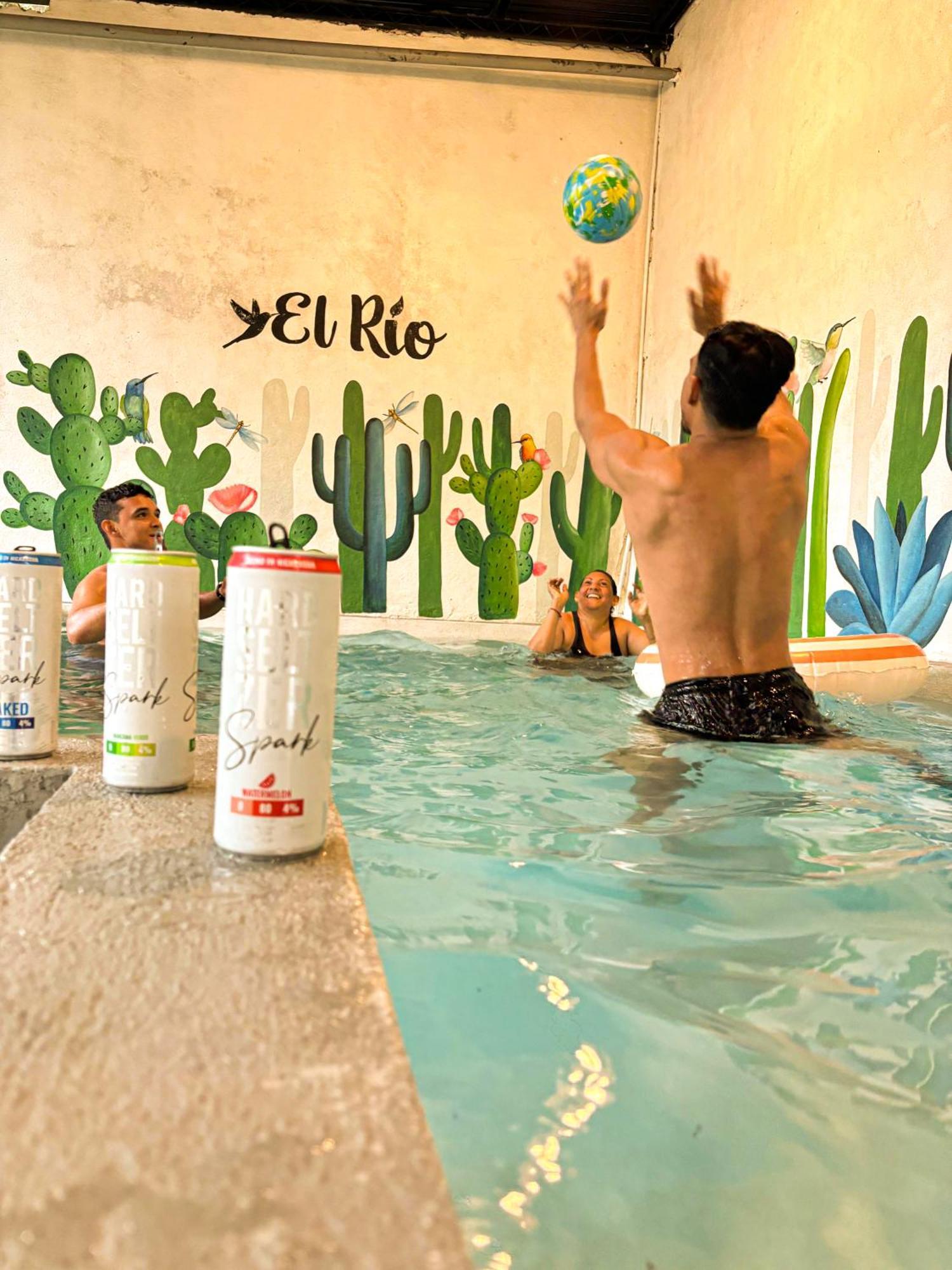 Hostal El Rio León エクステリア 写真